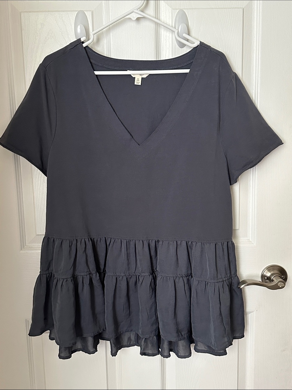 Terra & Sky Preloved Women’s V-Neck Short Sleeve Ruffle Hem Top - Dark Charcoal